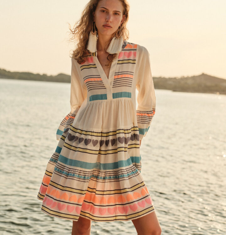 Model zeigt ein buntes Sommerkleider der Marken Devotion.