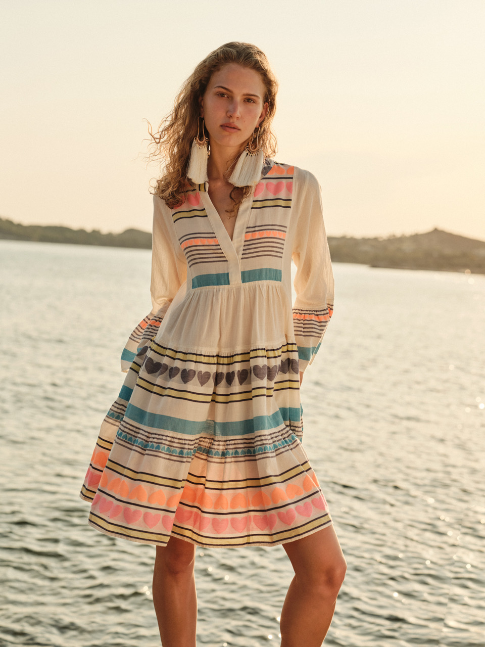 Model zeigt ein buntes Sommerkleider der Marken Devotion.