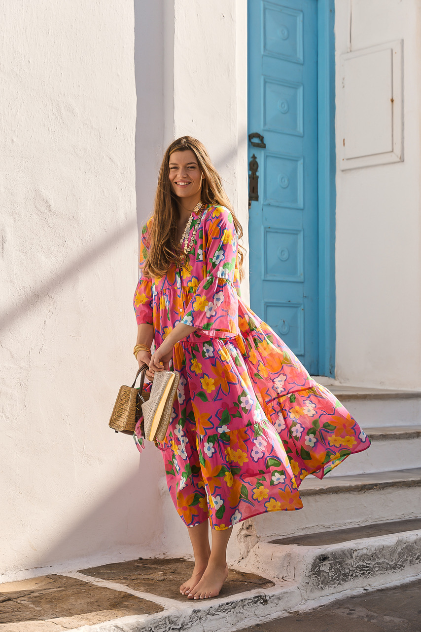 Model zeigt ein buntes Sommerkleider der Marken Grace.