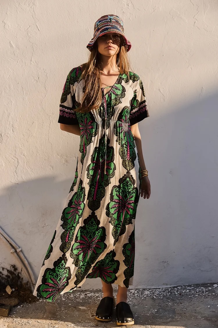 Model zeigt ein buntes Sommerkleider der Marken Grace.