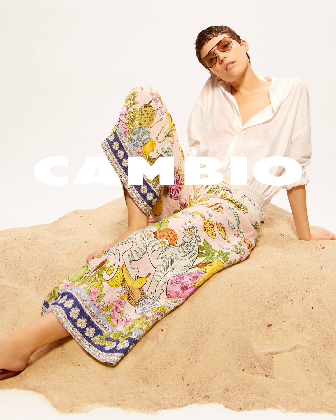 Model trägt eine weite Hose der Cambio Voyage Capsule Collection.
