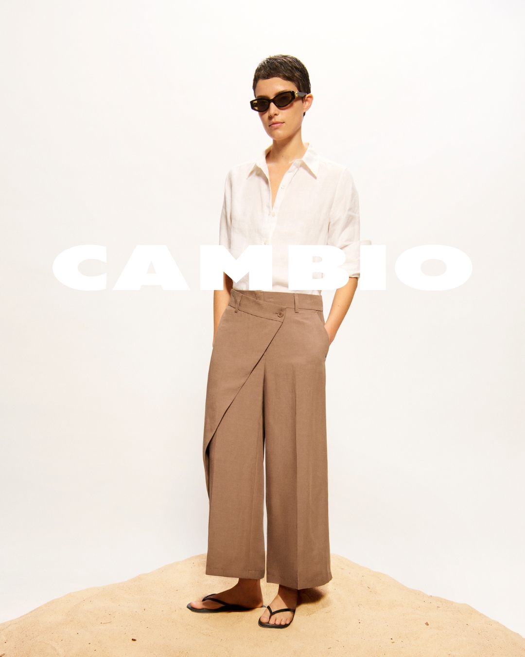 Model trägt eine weite Hose der Cambio Voyage Capsule Collection.