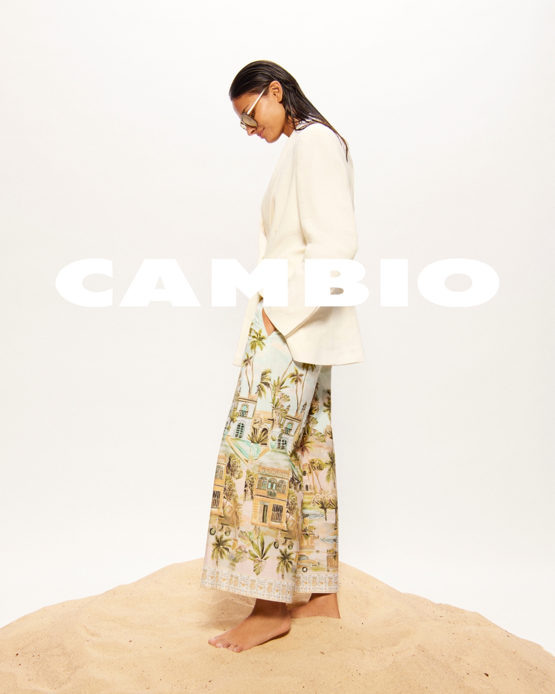 Model trägt eine weite Hose der Cambio Voyage Capsule Collection.