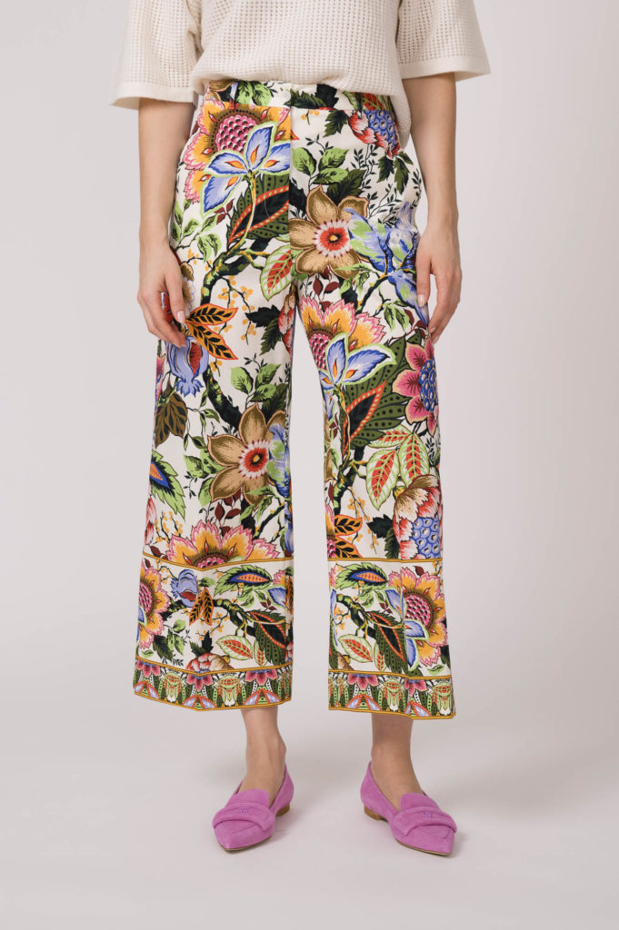 Pullover der Marke Allude, Hose der Marke Etro