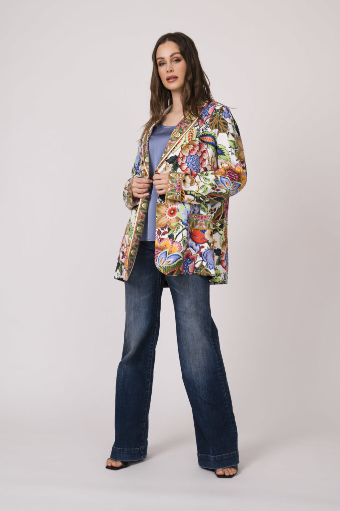 Blazerjacke der Marke Etro, Top der Marke Repeat Cashmere, Jeans der Marke 7 for all mankind