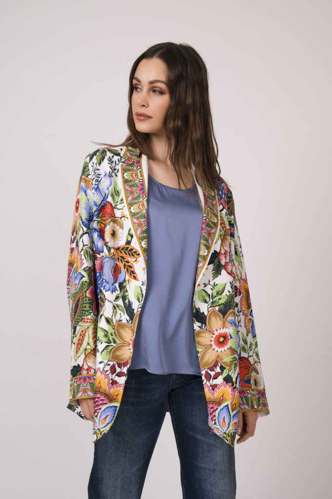 Blazerjacke der Marke Etro, Top der Marke Repeat Cashmere, Jeans der Marke 7 for all mankind