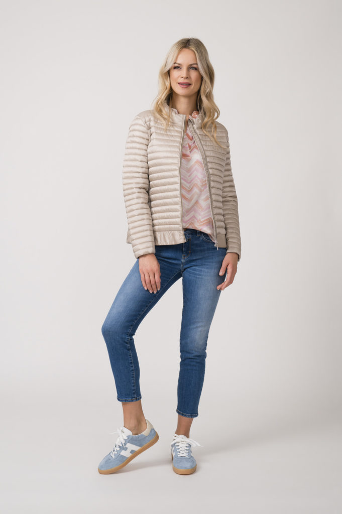 Steppjacke der Marke Save the Duck, Bluse der Marke Hemisphere, Jeans der Marke Closed