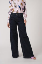 Bluse der Marke Herzensangelegenheit, Jeans der Marke Cambio