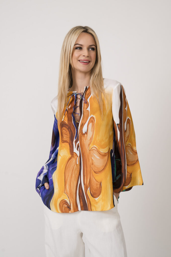 Bluse der Marke Dorothee Schumacher, Hose der Marke Fabiana Filippi