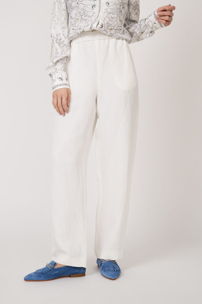 Bluse der Marke Fabiana Filippi, Hose der Marke Fabiana Filippi, Schuhe der Marke Kroll