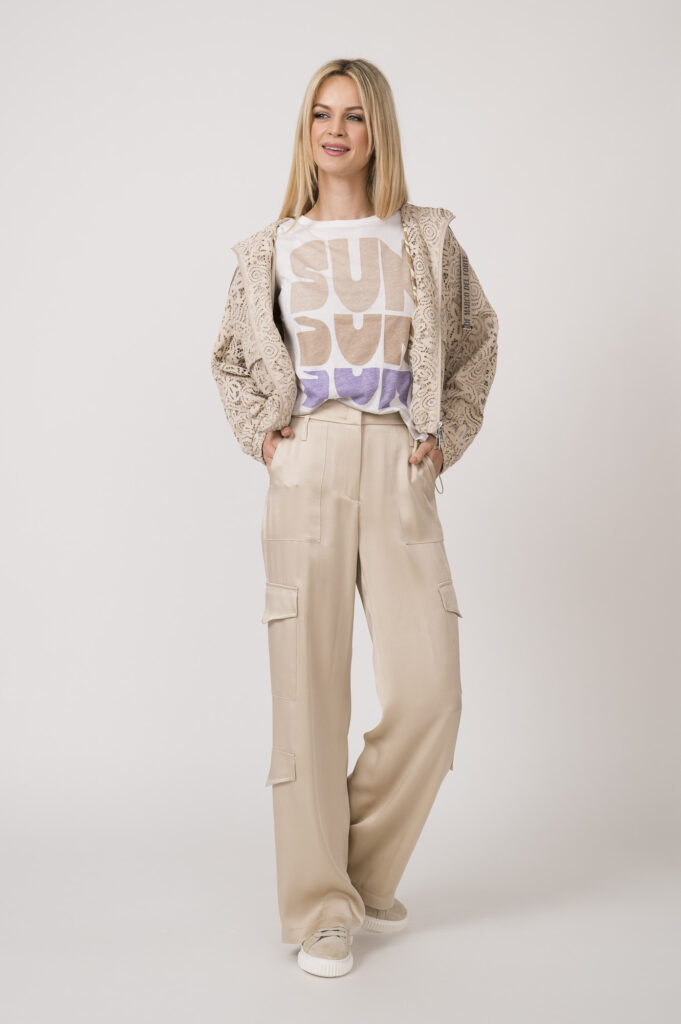 Jacke der Marke Marco del Forte, Shirt der Marke Dorothee Schumacher, Hose der Marke Cambio, Schuhe der Marke Voile Blanche