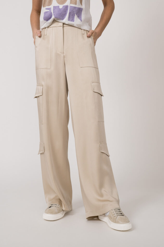 Shirt der Marke Dorothee Schumacher, Hose der Marke Cambio, Schuhe der Marke Voile Blanche