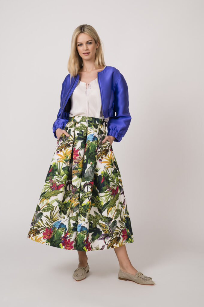 Jacke der Marke Susanne Bommer, Bluse der Marke Susanne Bommer, Rock der Marke Lunatica, Schuhe der Marke Kroll