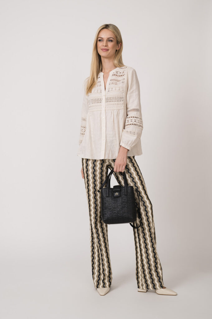 Bluse der Marke Hemisphere, Hose der Marke Cambio, Tasche der Marke Aigner