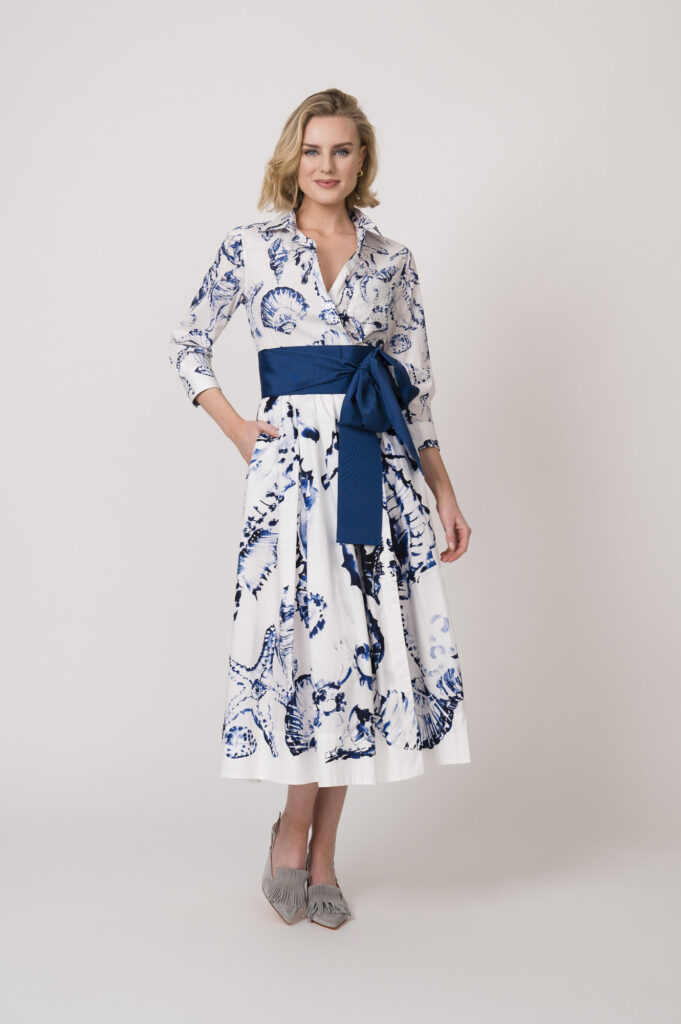 Kleid der Marke Sara Roka, Gürtel der Marke Sara Roka, Schuhe der Marke Kroll