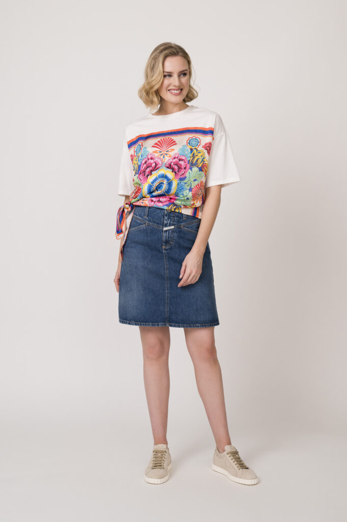 Shirt der Marke Grace, Jeans Rock der Marke Closed, Schuhe der Marke Voile Blanche