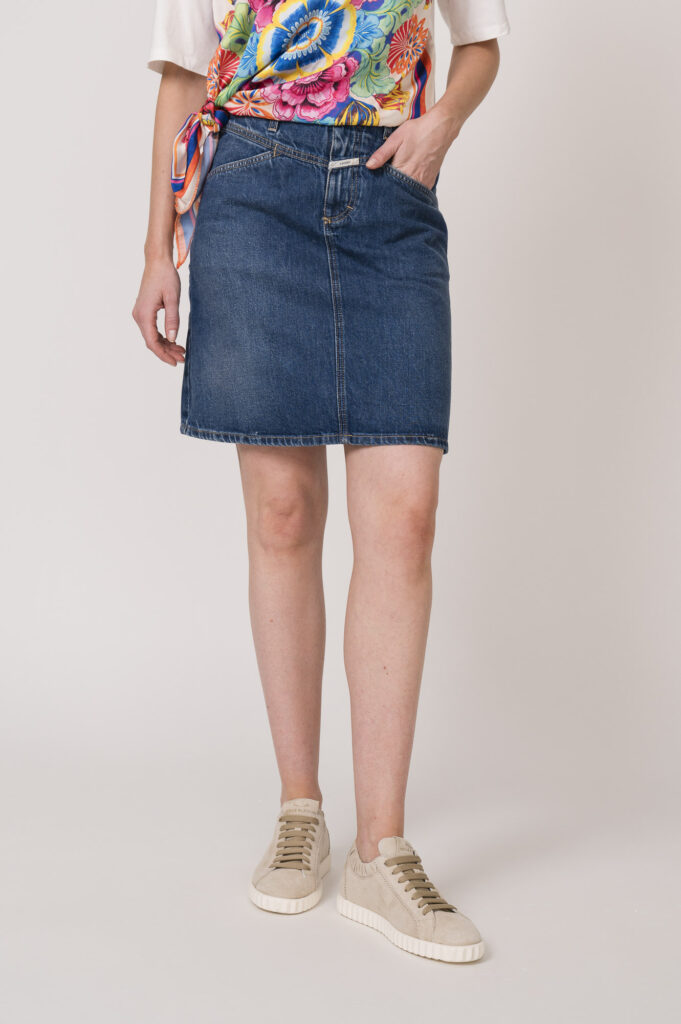 Shirt der Marke Grace, Jeans Rock der Marke Closed, Schuhe der Marke Voile Blanche