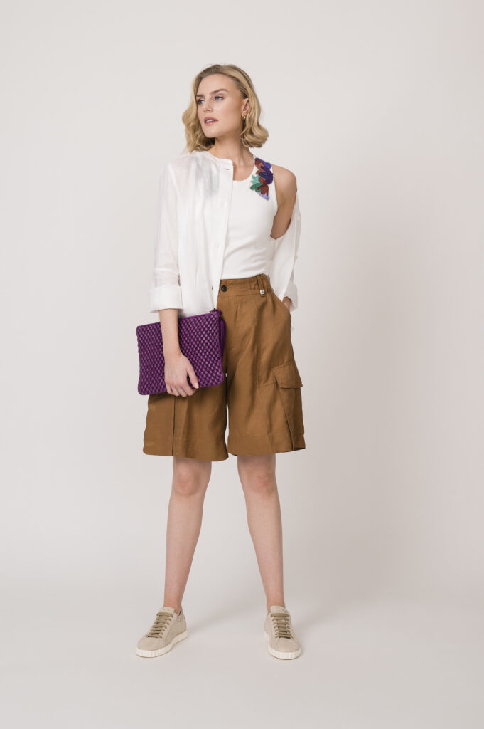 Bluse der Marke Robert Friedman, Top der Marke Dorothee Schumacher, Bermudas der Marke Myths, Tasche der Marke Tissa Fontaneda, Sneaker der Marke Voile Blanche