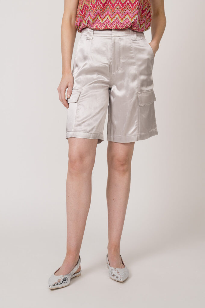 Top der Marke Ana Alcazar, Bermudas der Marke Closed