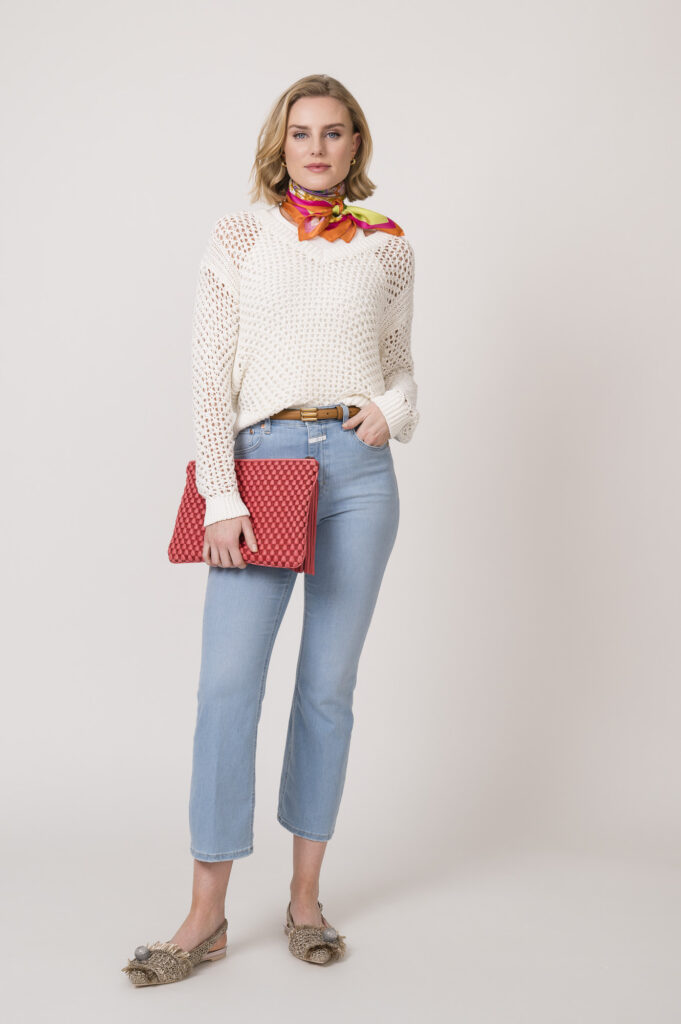 Tuch der Marke Mucho Gusto, Pullover der Marke Luisa Cerano, Top der Marke Luisa Cerano, Gürtel der Marke Etro, Tasche der Marke Tissa Fontaneda, Jeans der Marke Closed