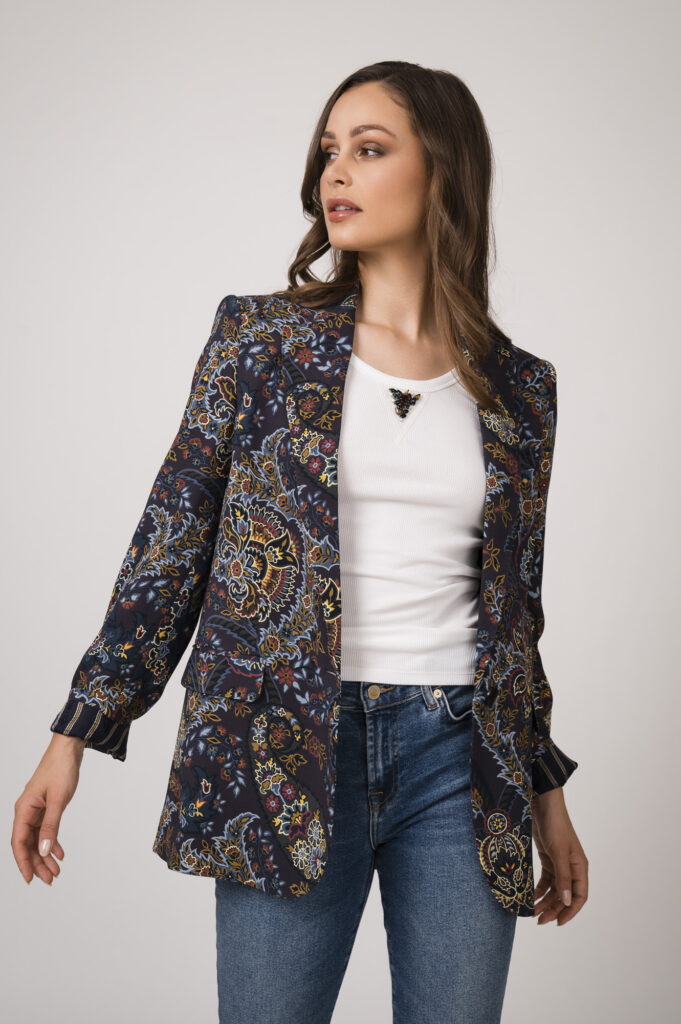 Jacke der Marke Etro, Top der Marke Dorothee Schumacher, Jeans der Marke 7 for all mankind