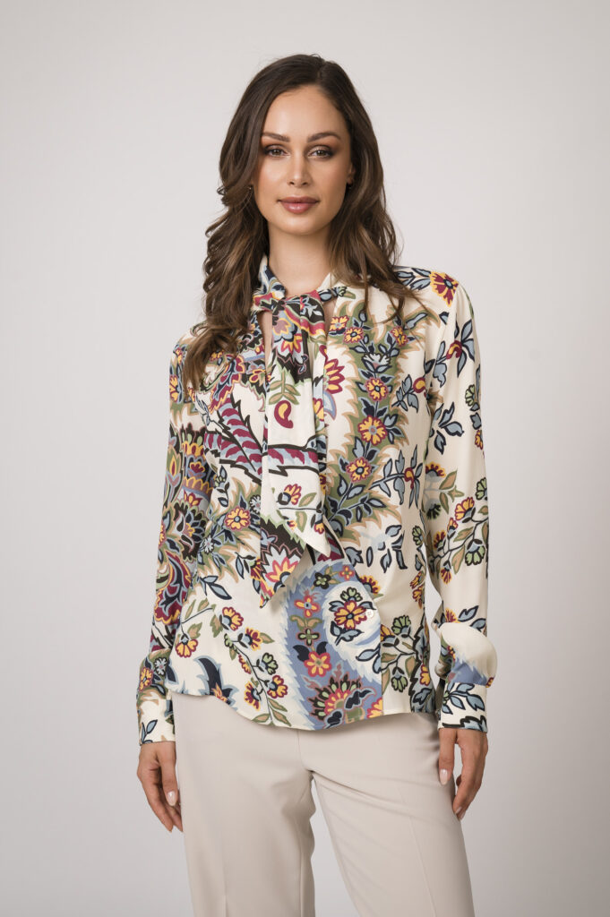 Bluse der Marke Etro, Hose der Marke Cambio