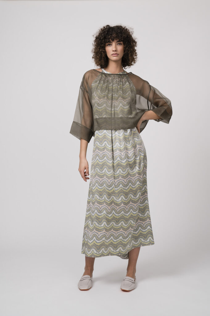 Jacke der Marke WHY CI, Kleid der Marke Hemisphere, Schuhe der Marke Kroll