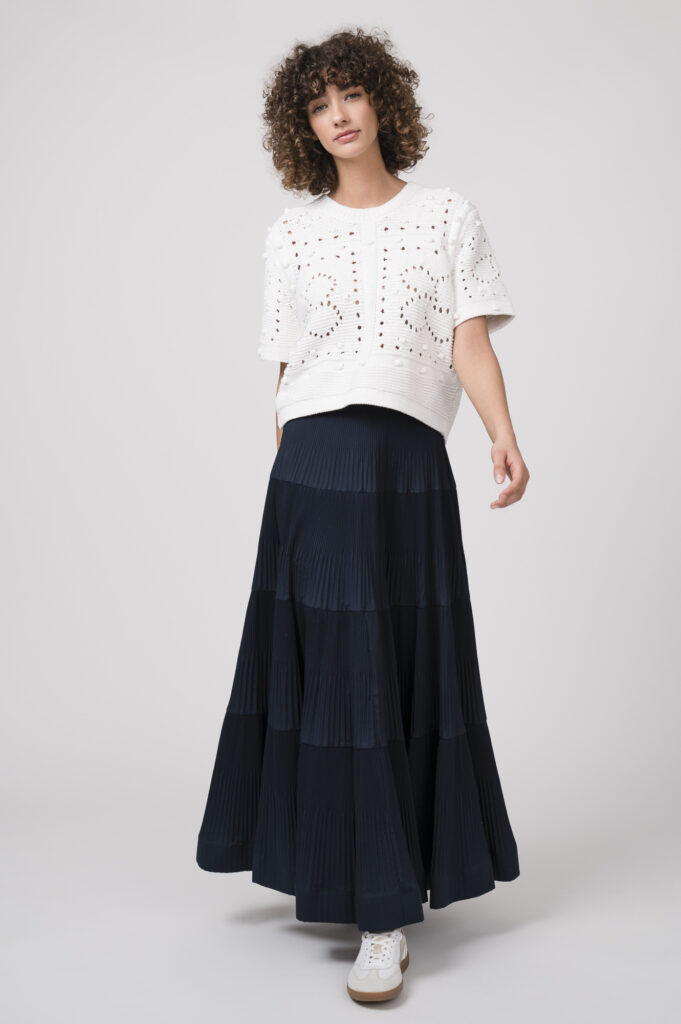 Pullover der Marke Dorothee Schumacher, Rock der Marke Mei Meij, Sneaker der Marke Caval