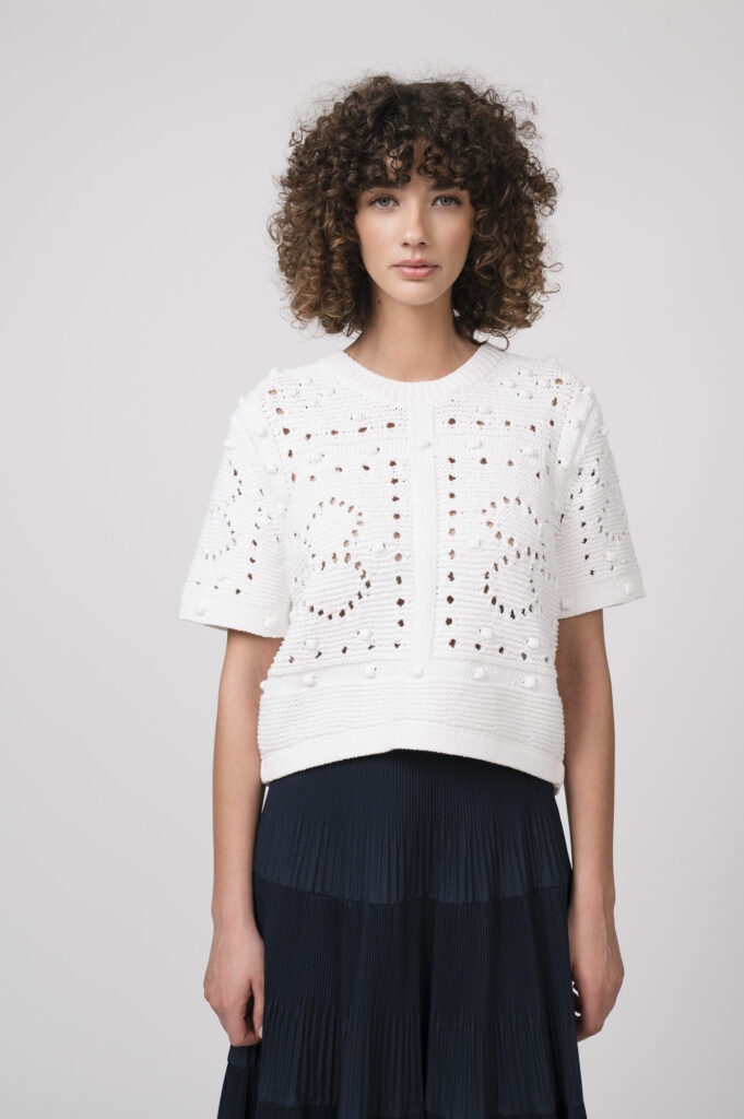 Pullover der Marke Dorothee Schumacher, Rock der Marke Mei Meij, Sneaker der Marke Caval