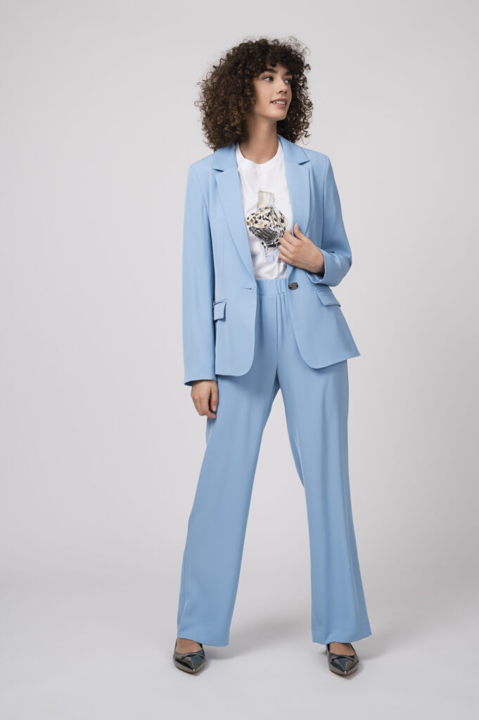 Blazer der Marke Piu Piu, Shirt der Marke Unartig, Hose der Marke Piu Piu