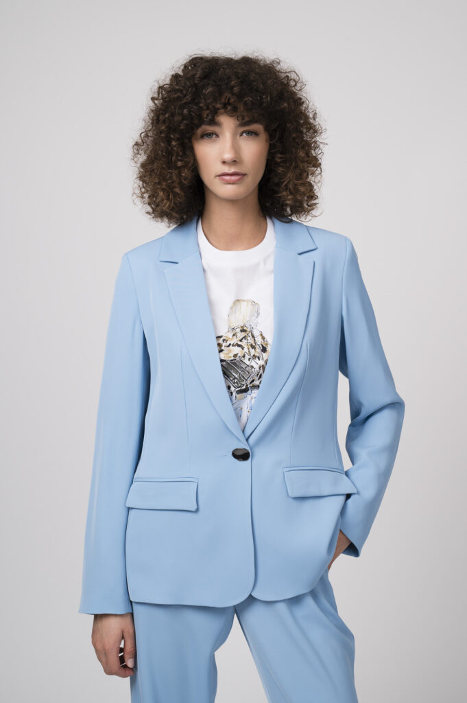 Blazer der Marke Piu Piu, Shirt der Marke Unartig, Hose der Marke Piu Piu