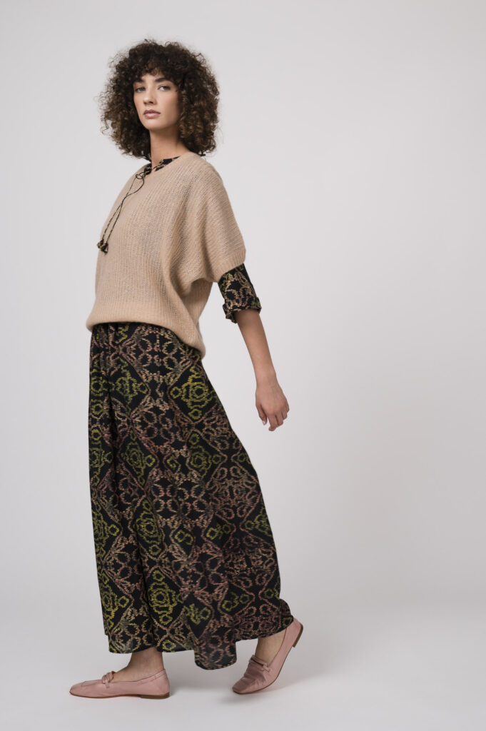 Pullover der Marke FFC, Kleid der Marke Ornaete, Schuhe der Marke Kroll