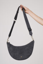 Model zeigt eine Tasche der Marke Aigner.