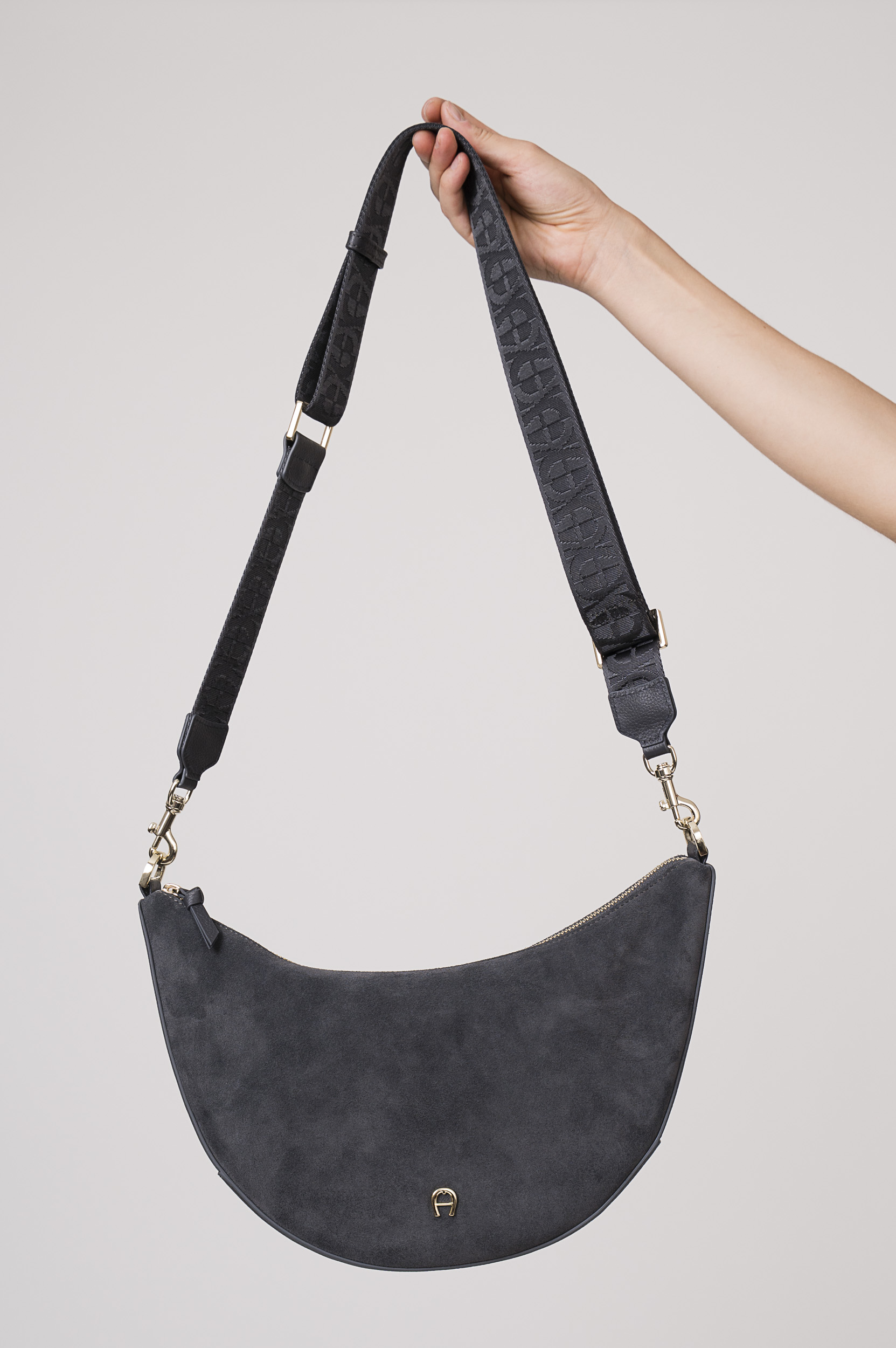 Model zeigt eine Tasche der Marke Aigner.