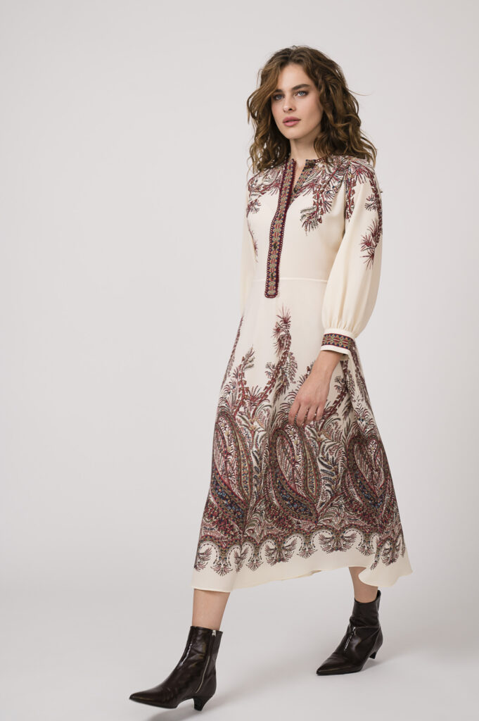 Model zeigt ein langes Kleid in beige und bordeaux der Marke ETRO.