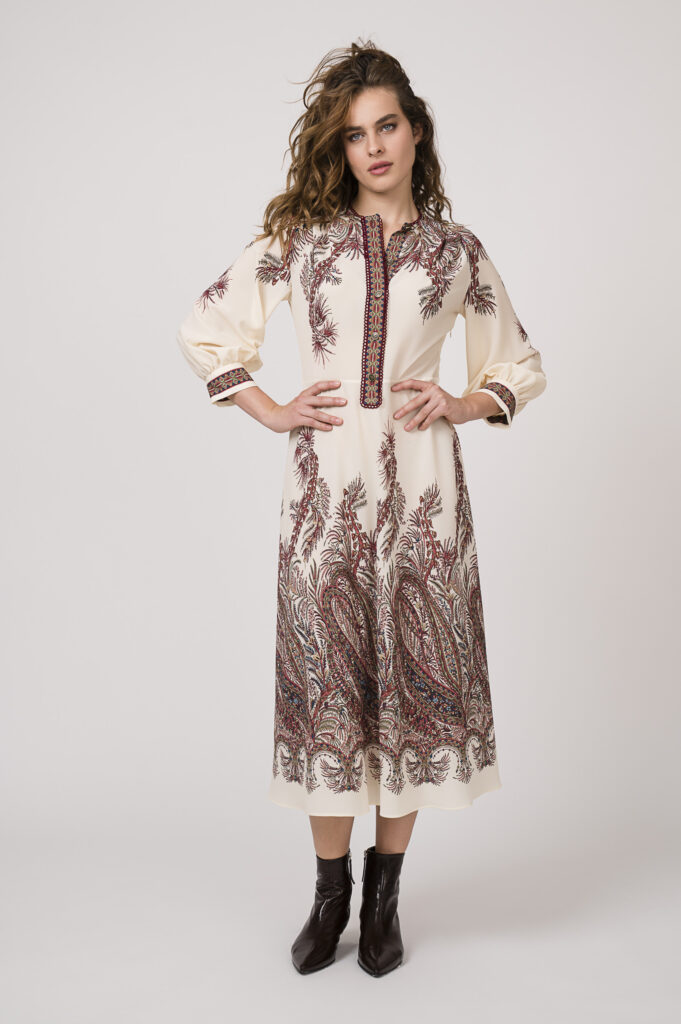 Model zeigt ein langes Kleid in beige und bordeaux der Marke ETRO.