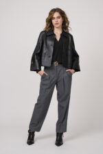 Model zeigt eine schwarze Bluse mit Strass-Dekor am Kragen der Marke Janice & Jo, eine Jacke der Marke Marc Cain, eine mittelgraue Stoffhose der Marke Cambio und einen Gürtel der Marke Dorothee Schumacher.