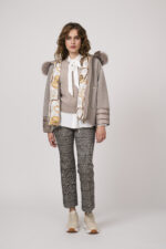 Model zeigt eine weiße Bluse mit Schleife der Marke Luisa Cerano, ein Kurzarmpullover in taupe der Marke Absolut Cashmere, eine karierte Stoffhose der Marke Cambio, eine Jacke der Marke Marco del Forte und Sneaker der Marke Voile Blanche.