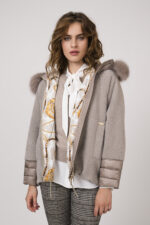 Model zeigt eine weiße Bluse mit Schleife der Marke Luisa Cerano, ein Kurzarmpullover in taupe der Marke Absolut Cashmere, eine karierte Stoffhose der Marke Cambio und eine Jacke der Marke Marco del Forte.