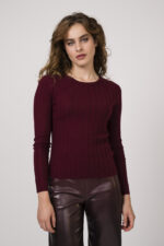 Model zeigt einen Pullover der Marke Allude.