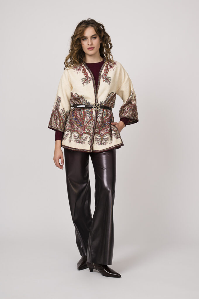 Model zeigt einen Pullover der Marke Allude, eine bordeaux-farbige Hose der Marke Marc Cain, ,einen beige-bordeaux gemusterten Blazer der Marke ETRO und einen Gürtel der Marke Dorothee Schumacher.