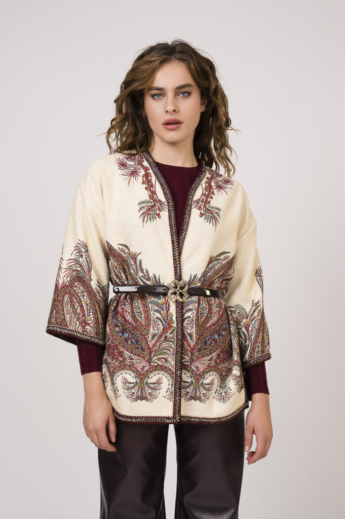 Model zeigt einen Pullover der Marke Allude, einen beige-bordeaux gemusterten Blazer der Marke ETRO und einen Gürtel der Marke Dorothee Schumacher.