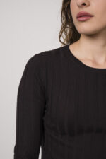 Model zeigt einen Pullover der Marke Allude.