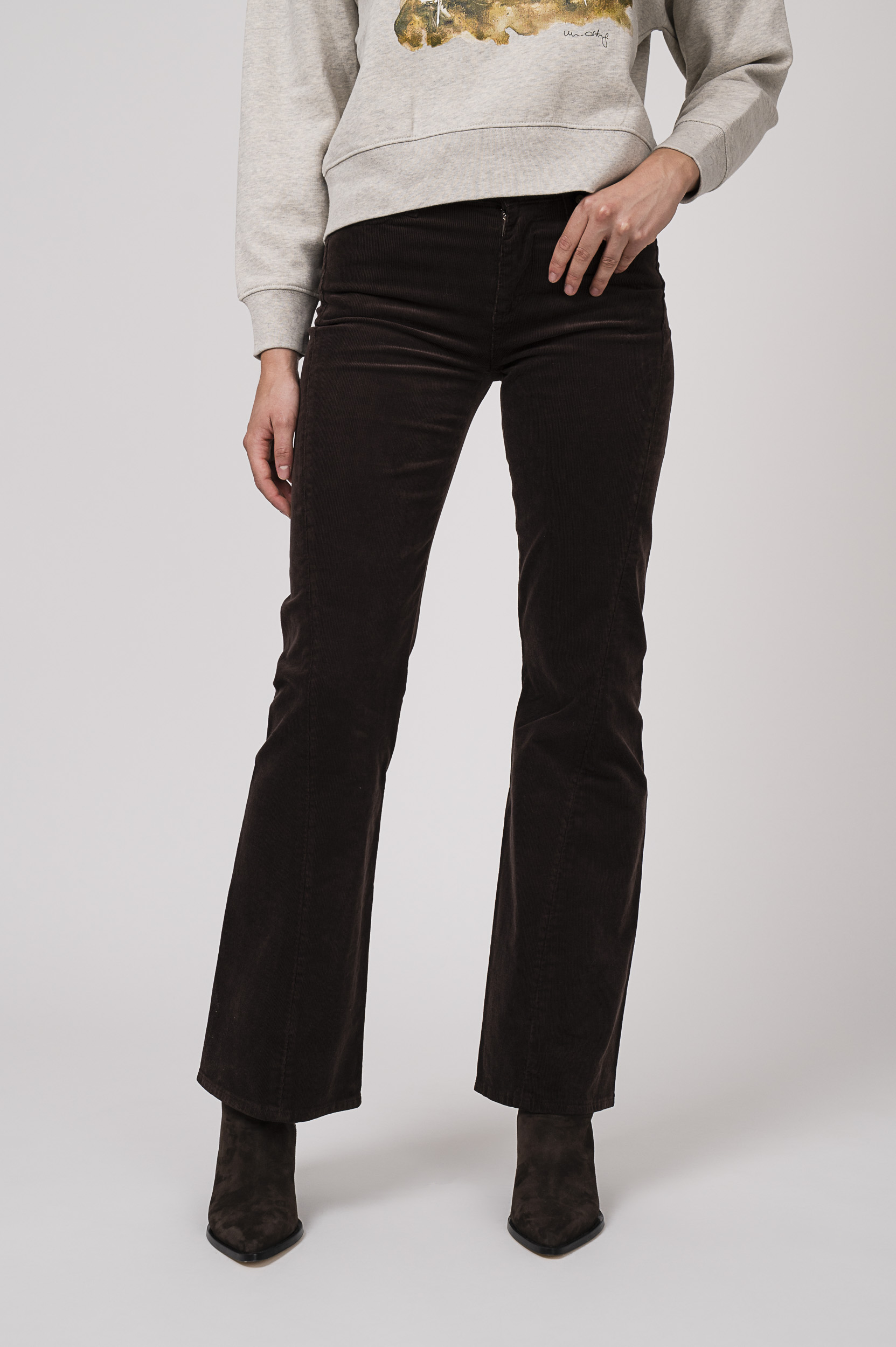 Model zeigt schoko-braune Hose der Marke 7 for all mankind.