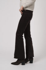 Model zeigt schoko-braune Hose der Marke 7 for all mankind.