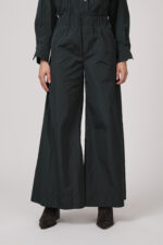 Model zeigt smaragd-farbige Hose der Marke Susanne Bommer.