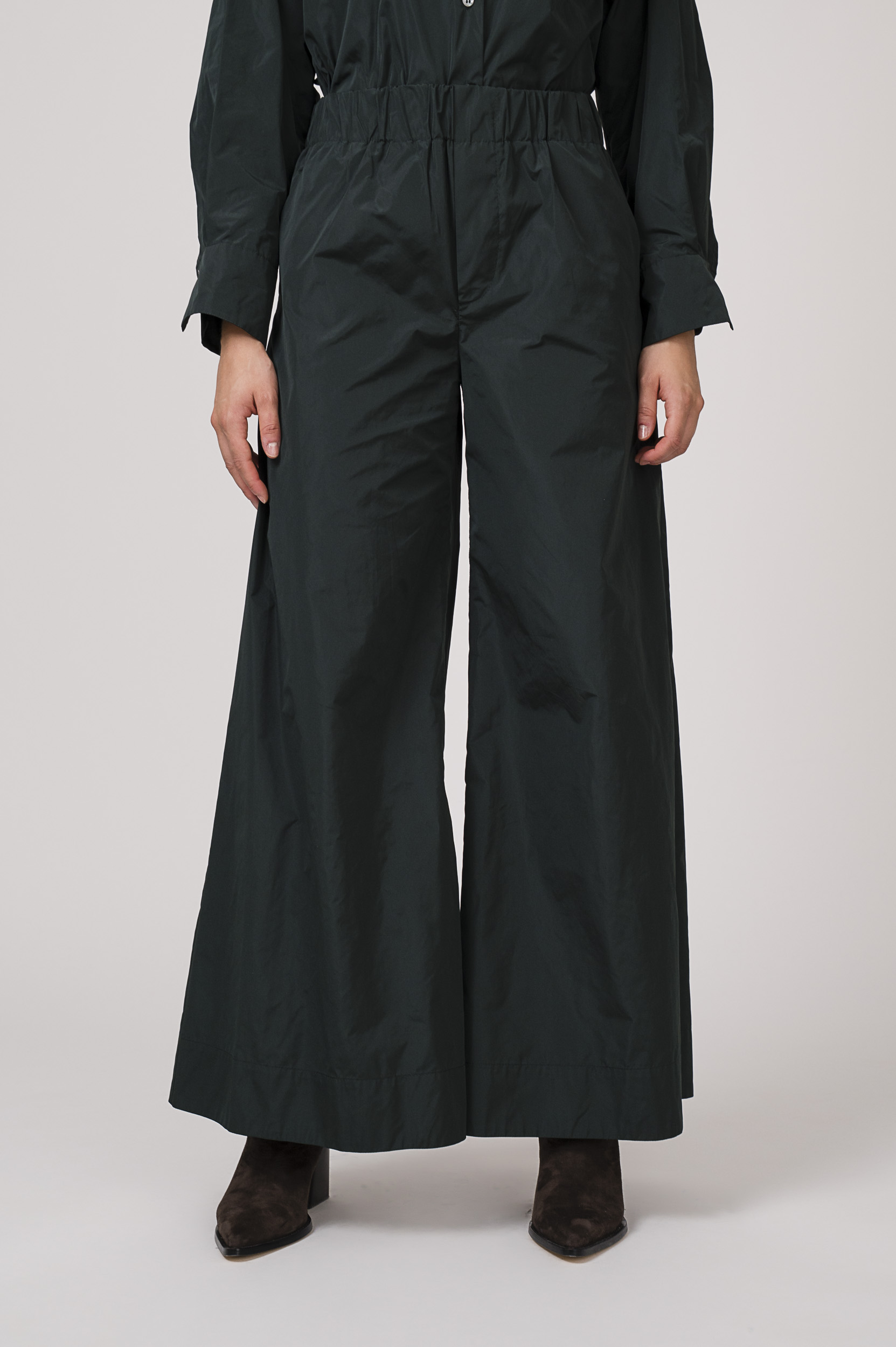 Model zeigt smaragd-farbige Hose der Marke Susanne Bommer.