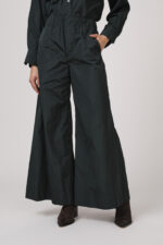 Model zeigt smaragd-farbige Hose der Marke Susanne Bommer.