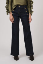 Model zeigt Jeans der Marke Luisa Cerano mit seitlichen Knöpfen.