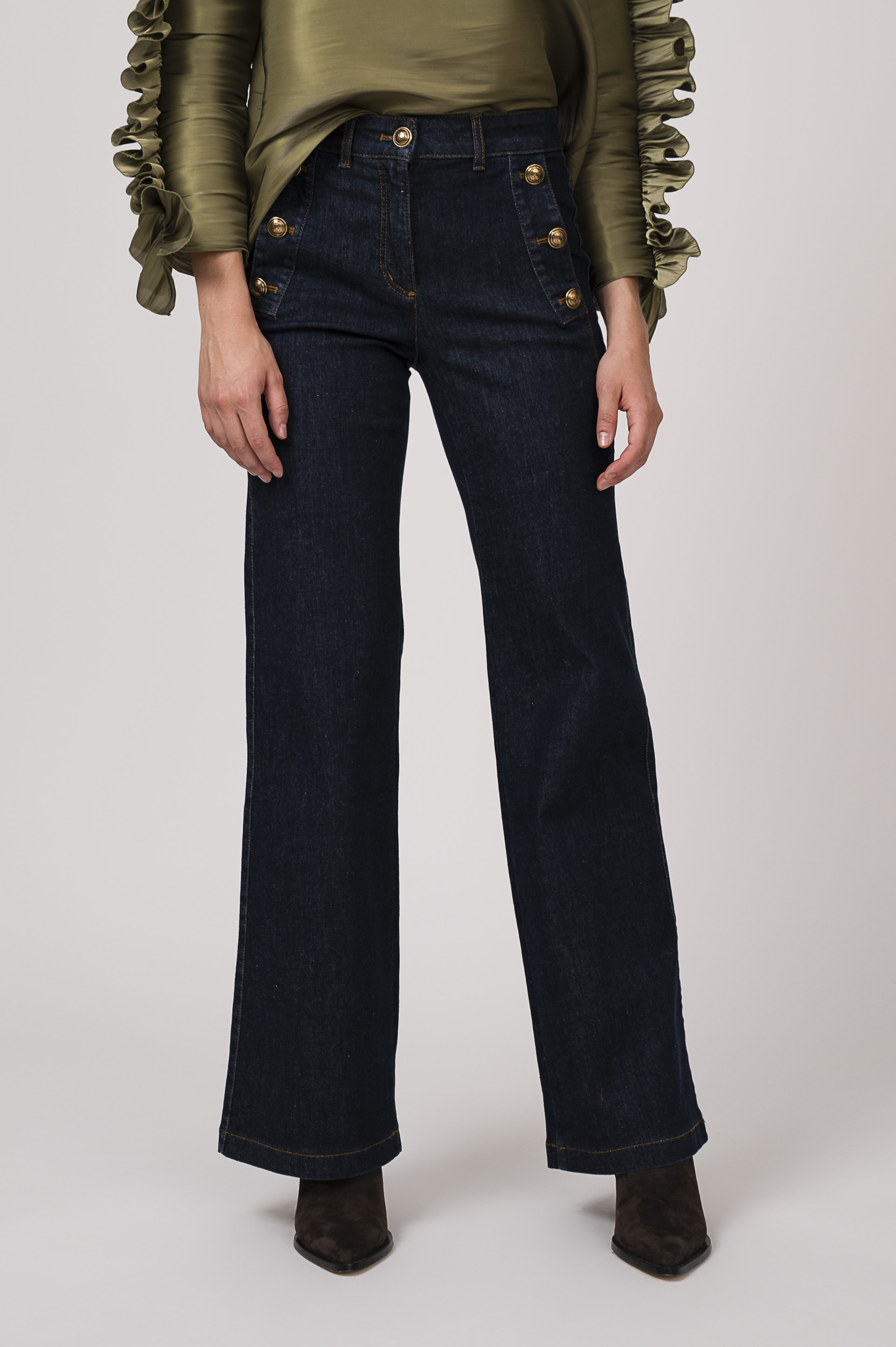 Model zeigt Jeans der Marke Luisa Cerano mit seitlichen Knöpfen.